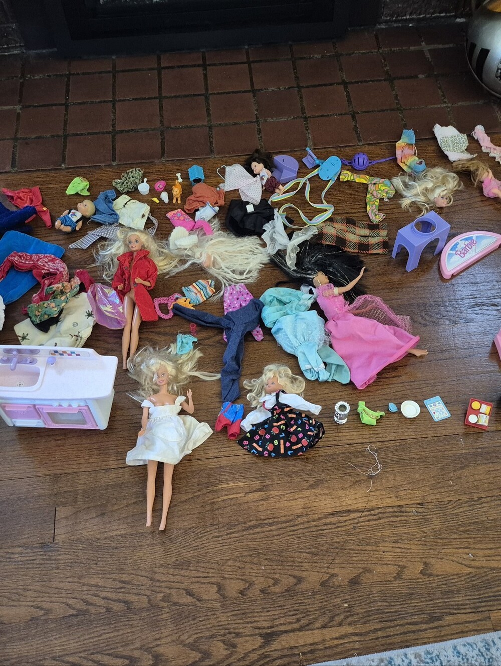 Barbie Mixed Dolls & Dresses in Pink, White, Blue, Red - Picture 3 of 9